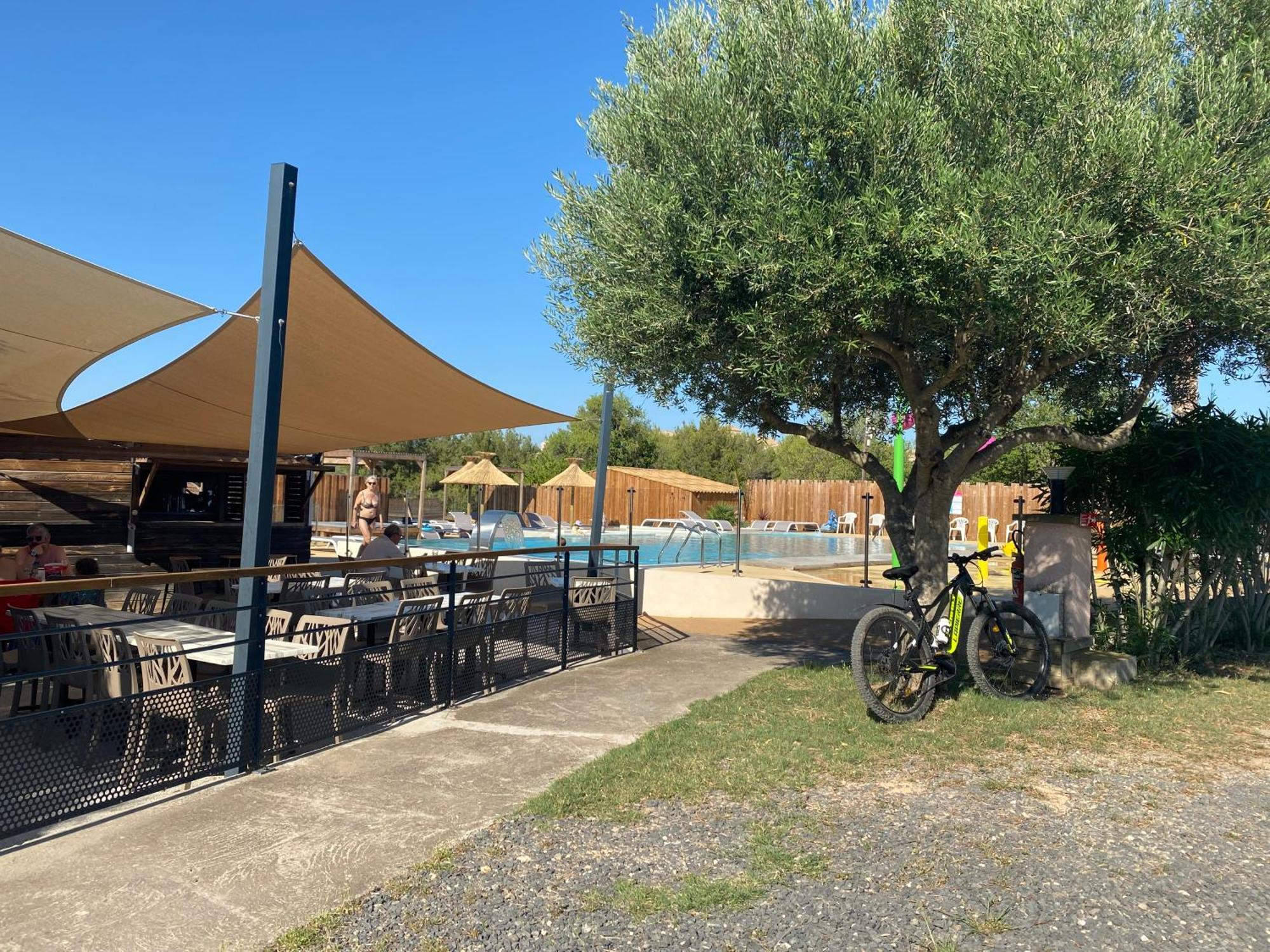 Camping Les Amandiers Castelnau-de-Guers Eksteriør billede