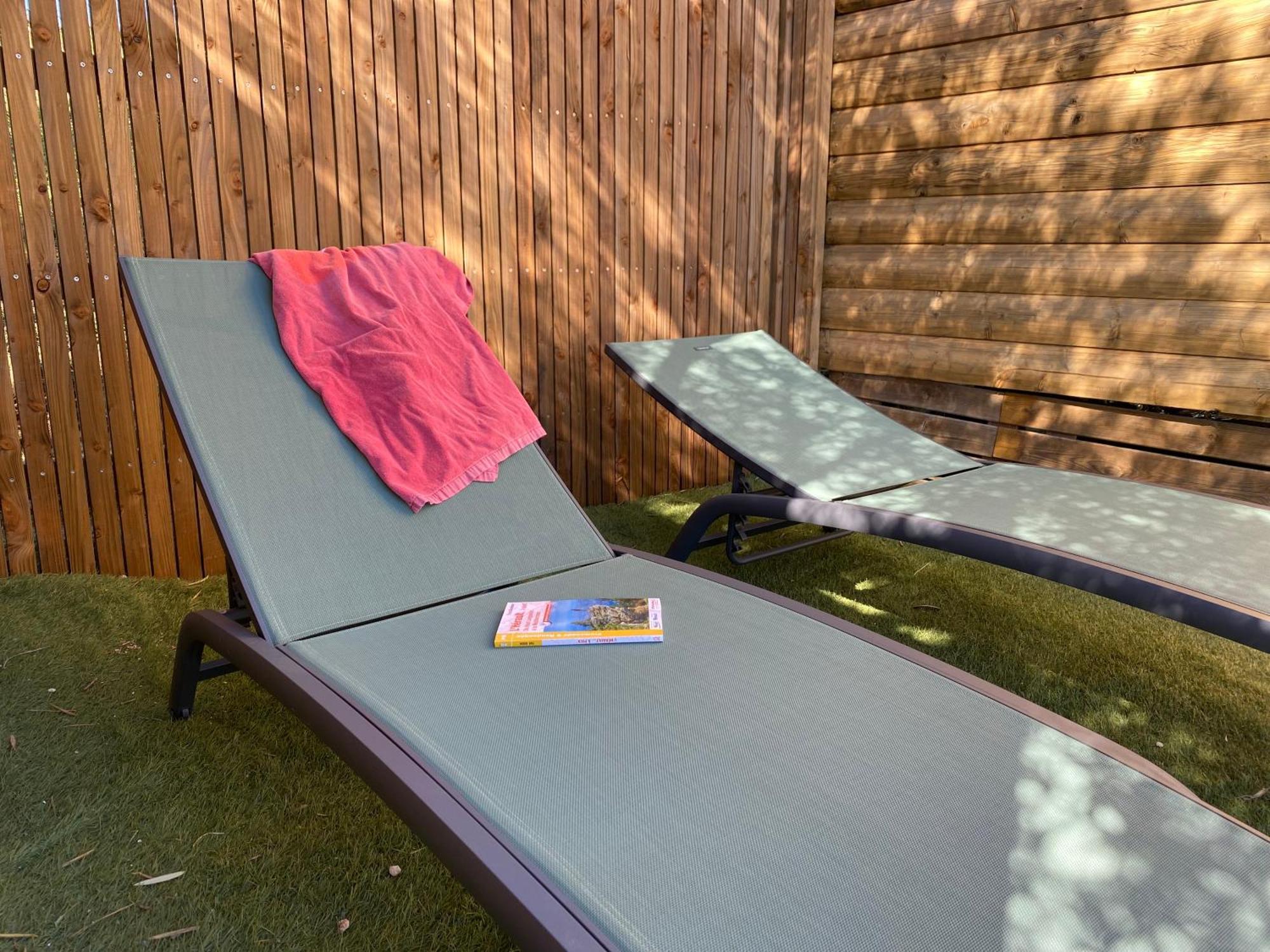 Camping Les Amandiers Castelnau-de-Guers Eksteriør billede